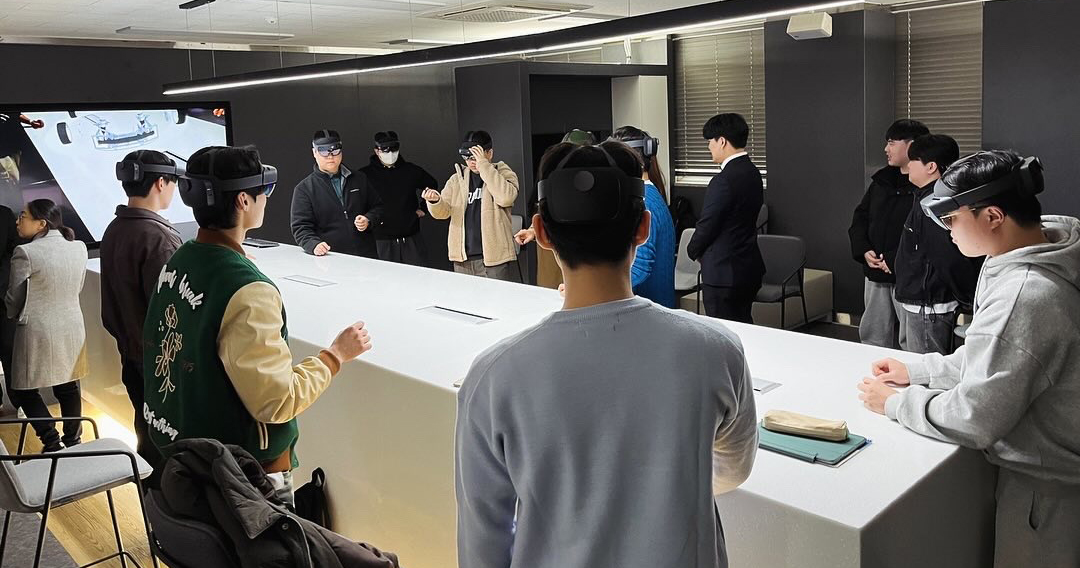 대구가톨릭대 공학관 XR Innovation room에서 학생들이 마이크로소프트 홀로렌즈2를 이용하여 전기차의 구성 요소를 3D 모델로 확인하고 있다.[대구가톨릭대 제공]