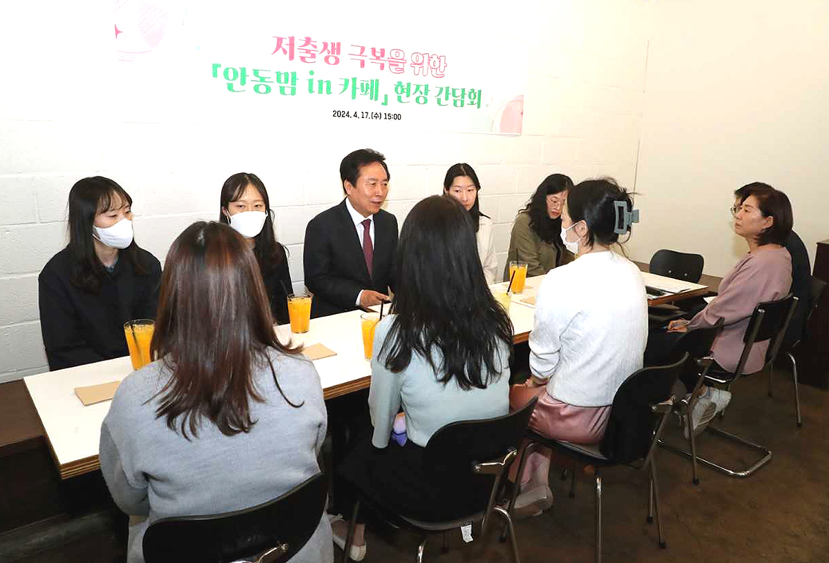 17일 권기창 시장이 저출생 극복을 위해 지역 임산부와 함께 '안동맘 in 카페' 현장간담회를 하고 있다(안동시 제공)