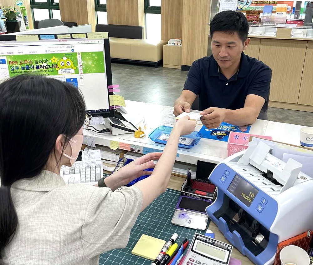 영주의 한 농민이  영주사랑상품권으로 농어민수당을 받고 있다. (영주시 제공)