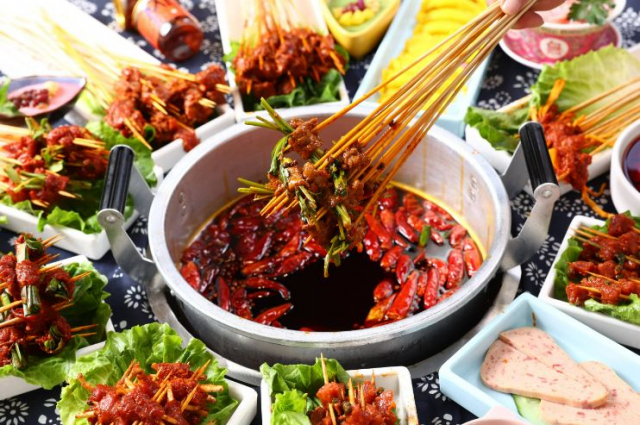 꼬치를 넣어먹는 마라탕. [바이두]