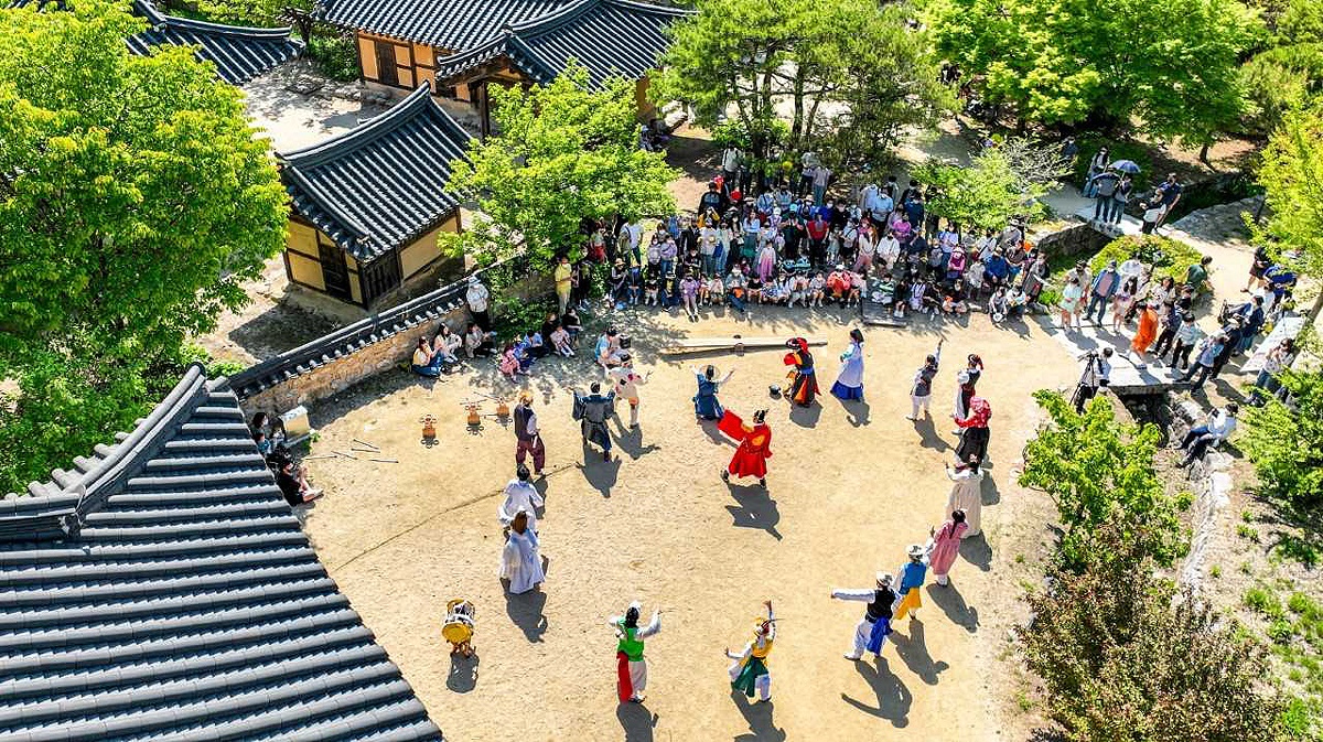 소수서원과 선비촌에서 한국선비문화축제 공연이 선보여지고 있다. (영주시 제공)