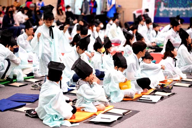 영주시가 선비문화축제’ 기간인 5월 4일부터 6일까지 선비세상 일원에서 ‘어린이 선비축제’를 연다. 사진은 지난해 개최한 어린이 선비 과거시험모습(영주시 제공)