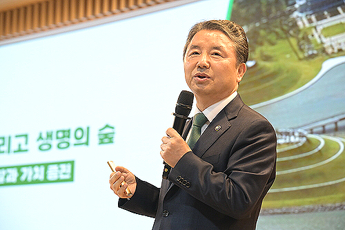 남성현 산림청장이 23일 경북도청에서 직원 및 임업인을 대상으로 특강을 진행했다.