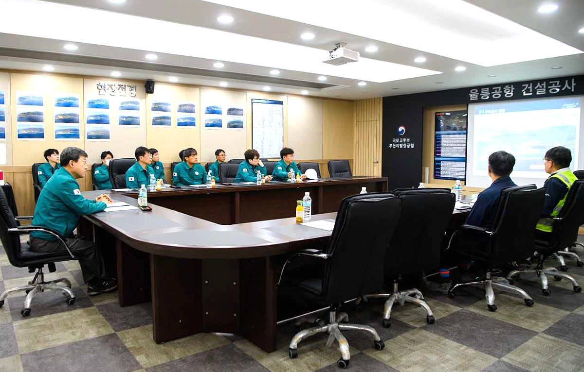 오는 2026년 개향목표로 공사가 추진중인 울릉공항 건설공사 현장사무실에 남한권 울릉군수가 추진현황을 보고받고 있다(울릉군 제공)