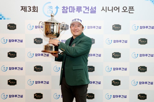 우승 트로피를 들고 기뻐하는 최호성. [사진=KPGA]