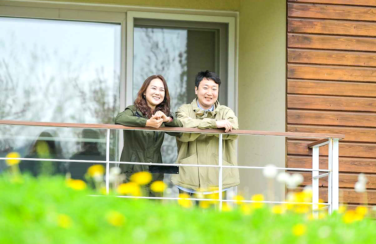 국립백두대간수목원 ‘가든스테이’ 참여자가 교육연수동에서 국립백두대간수목원을 감상하고 있다백두대간 수목원 제공)