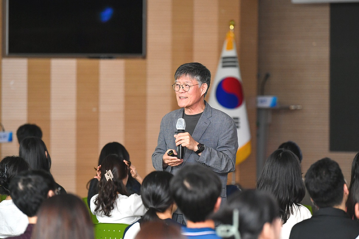 김정명 자기창조연구소장이 보도자료 작성요령에 대해 강의하고 있다(영주시 제공)