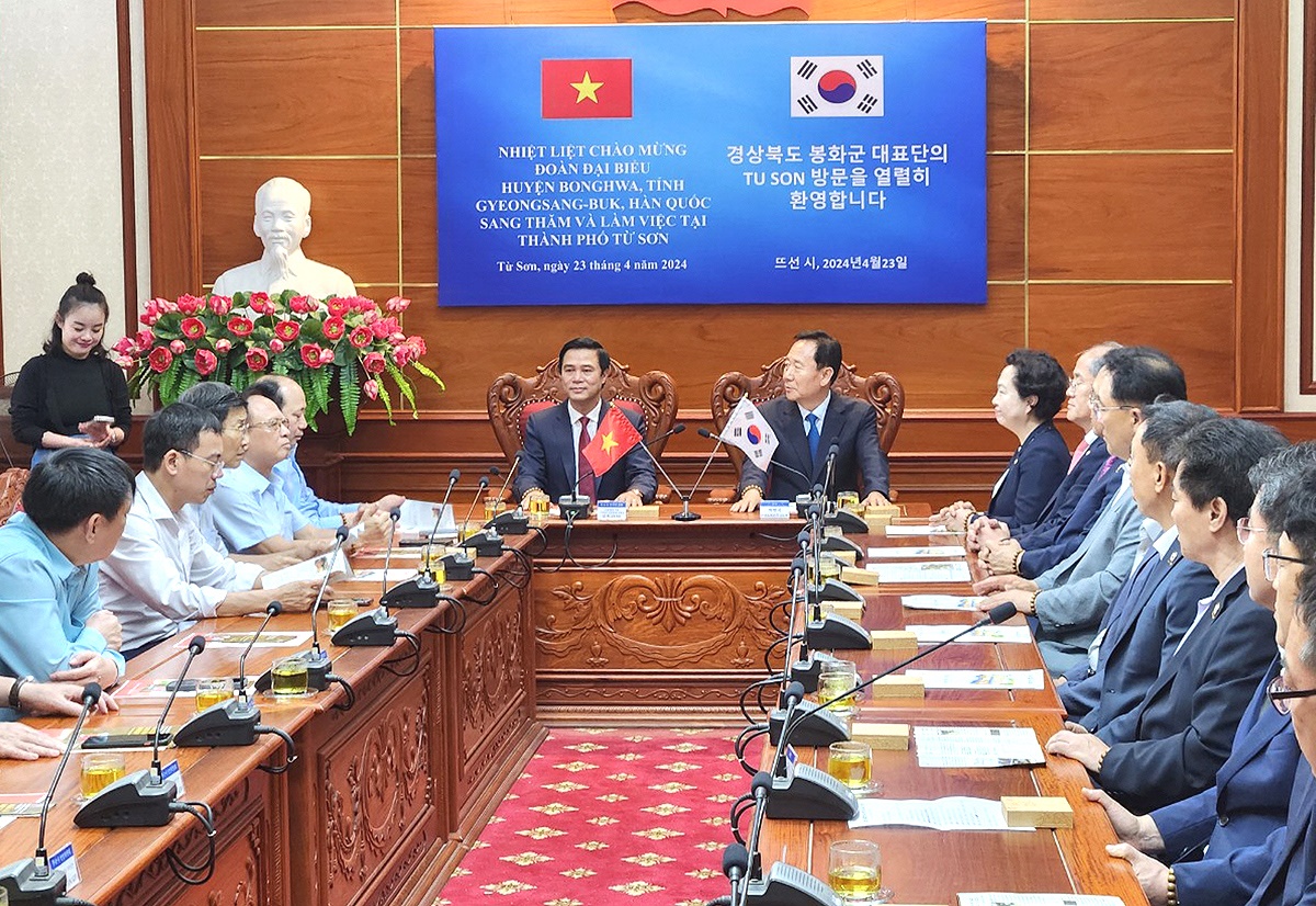 박현국 봉화군수를 비롯한 우호교류단이 국제자매도시인 베트남 뜨선시를 방문해 황바휘 뜨선시장과 환담하고 있다(봉화군 제공)