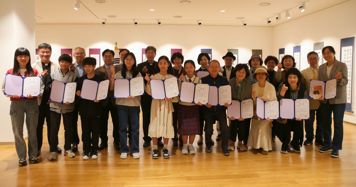 제10회 안중근 의사 유묵서예대전 수상자와 관계자들이 시상식 후 기념 촬영을 하고 있다.[대구가톨릭대 제공]