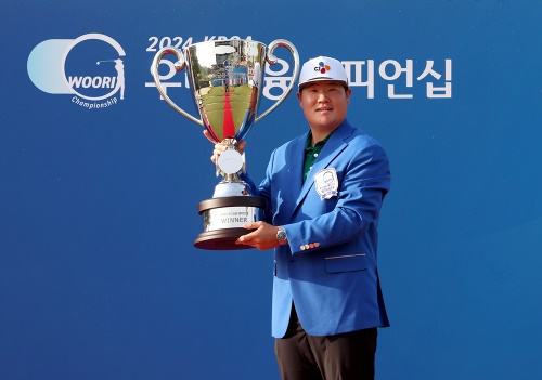 우승 트로피를 들고 포즈를 취한 임성재. [사진=KPGA]