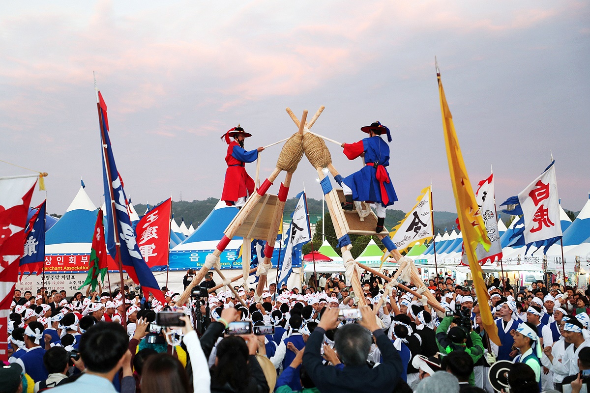 지난해 열린 차전장국 노국공주 축제에서 차전놀이 모습(안동시 제공