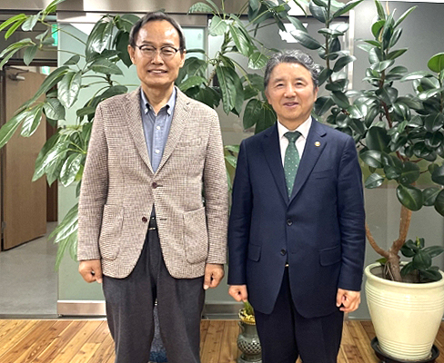 박남서 영주시장(왼쪽)과 남성현 산림청장이 면담후 기념 촬영을 하고 있다.(영주시제공)