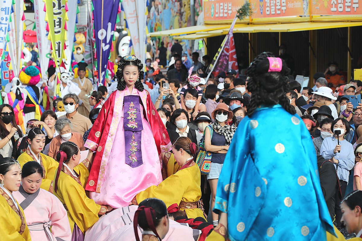 지난해  차전장군노국공주축제 중 놋다리밟기 모습. (안동시 제공)