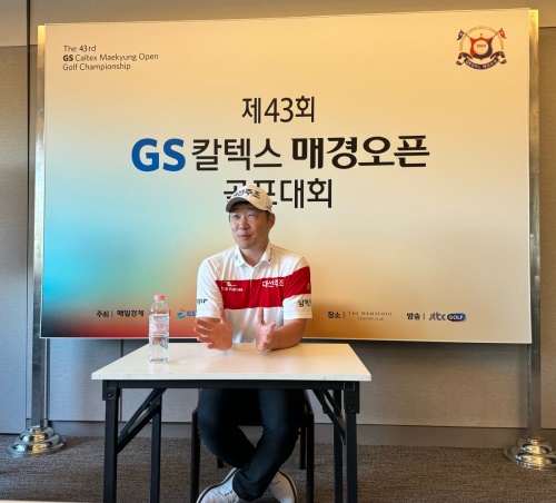 선두로 1라운드를 마친 후 인터뷰중인 강경남. [사진=대한골프협회]