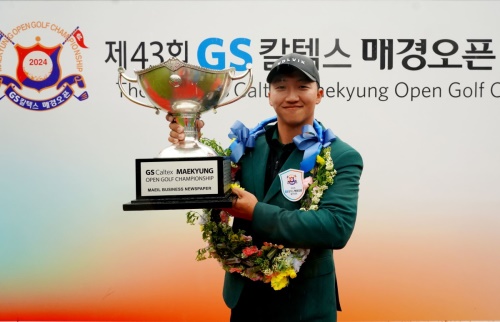 우승 트로피를 들고 포즈를 취한 김홍택. [사진=대회 조직위]