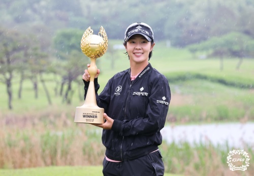 우승 트로피를 들고 웃고 있는 박지영. [사진=KLPGA]