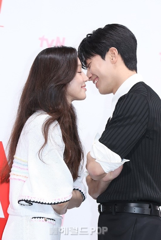정려원, 위하준/사진=민선유 기자