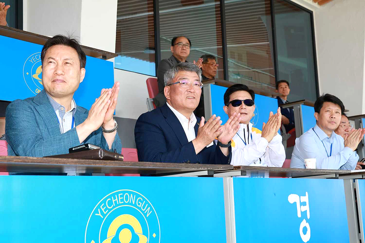 제52회 KBS배 전국육상경기대회 폐막식에 참석한 김학동(왼쪽 두번째) 예천군수(예천군 제공)