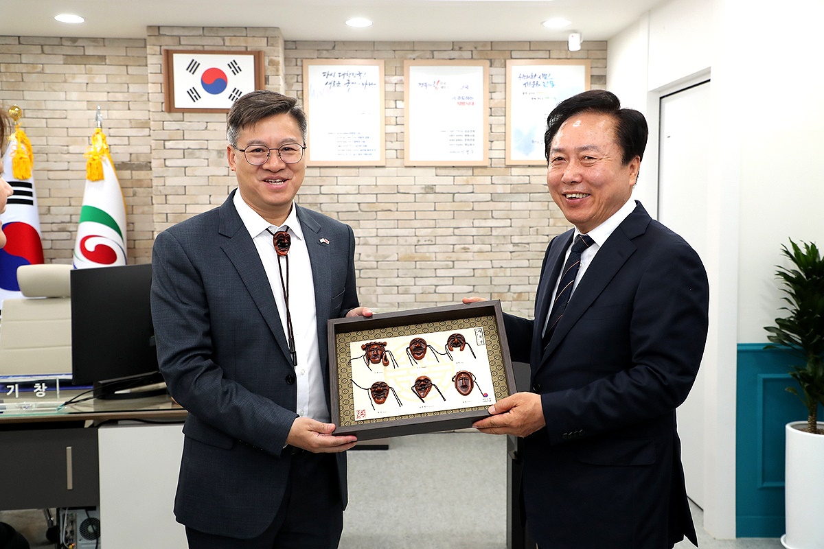 권기창(오른쪽) 안동시장이 진일표(陳日彪) 주부산 중국 총영사를 접견하며 기념품을 전달하고 있다 (안동시 제공)