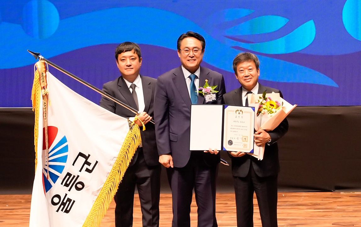 울릉군이 해양수산부 주관, '제12회 바다식목일 기념 식에서 동해안 연안생태계 복원사업 유치 유공기관에 선정돼 남한권 (오른쪽)울릉군수가 강도형(가운데) 해양수산부 장관으로부터 상을 전수받고 기념사진을 찍고 있다