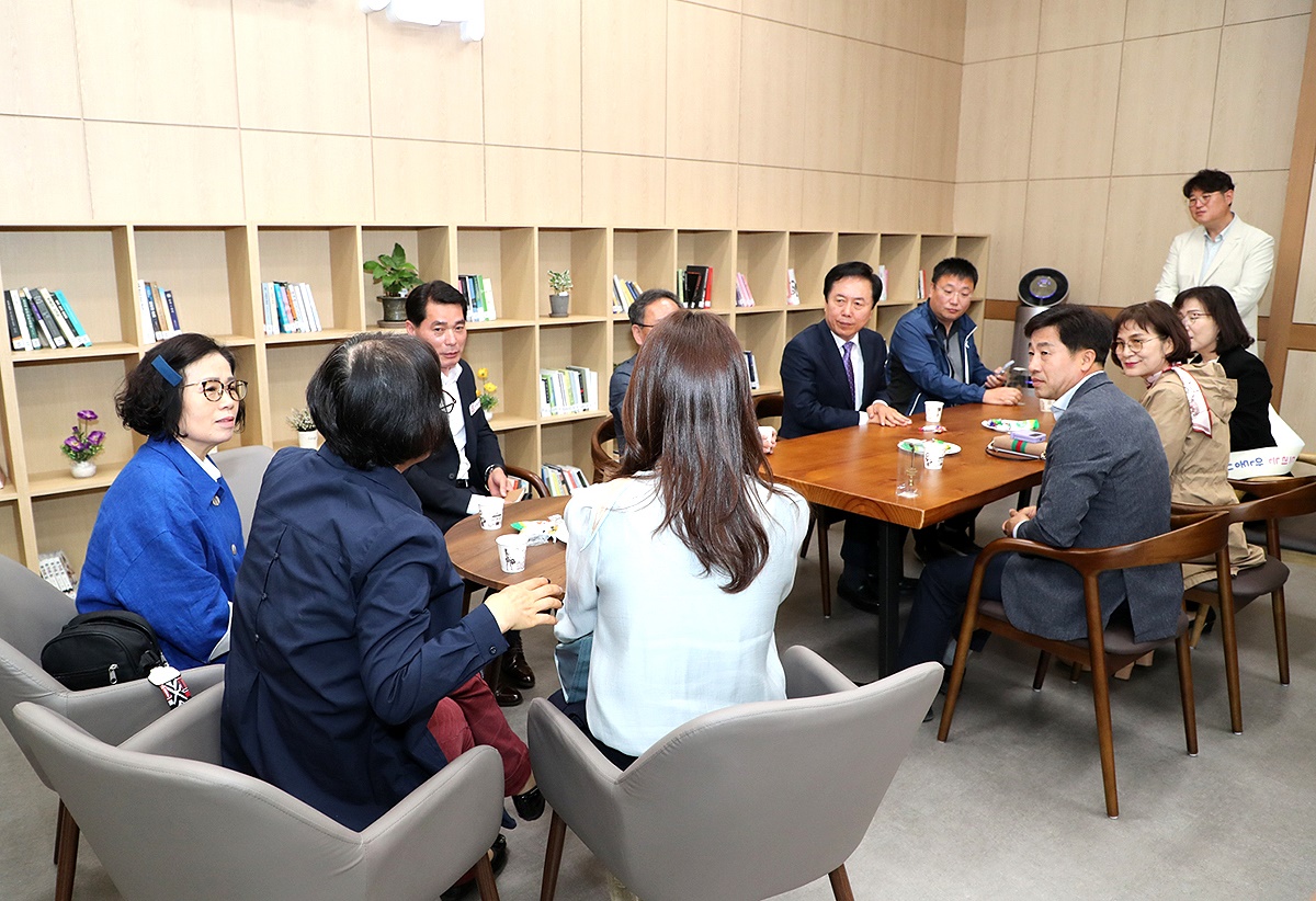 9일 안동시가 민원인의 날을 마련하고 귄기창 시장이 민원실을 찾은 민원인과 민원만족도를 위한 간담회를 열고 있다(안동시 제공)