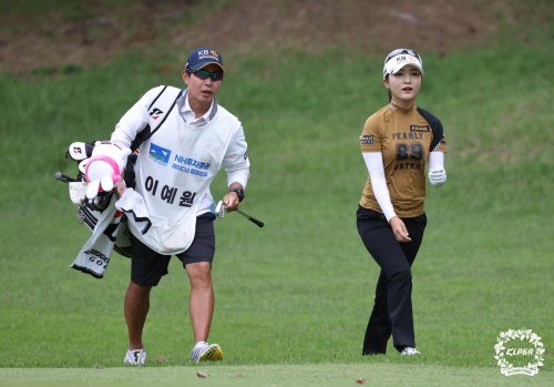 생애 첫 와이어투와이어 우승에 도전하는 이예원. [사진=KLPGA]