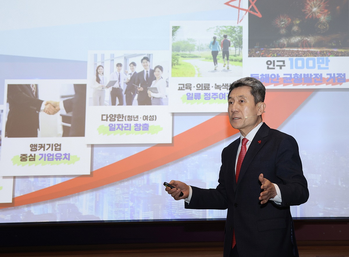 이강덕 포항시장. 사진2. 이강덕 포항시장이 2024 신년간담회에서 포항시 정책 방향을 설명하고 있다(포항시 제공)