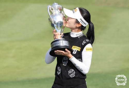 우승 트로피에 입맞추고 있는 이예원. [사진=KLPGA]