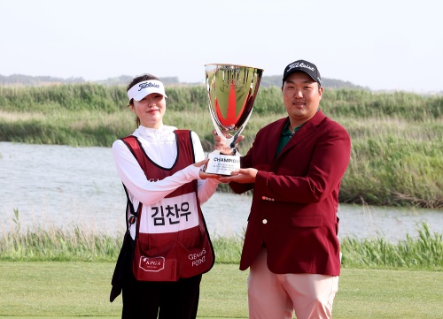 캐디로 나선 친누나와 함께 우승 트로피를 들고 포즈를 취한 김찬우. [사진=KPGA]
