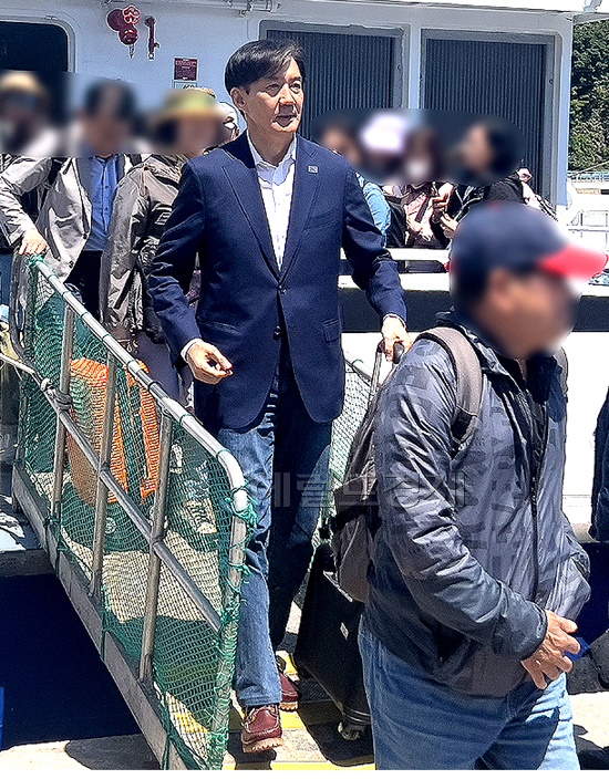 13일 오전 울릉도에 도착한 조국, 조국 혁신당 대표가 여객선에서 내리고 있다(독자제공)