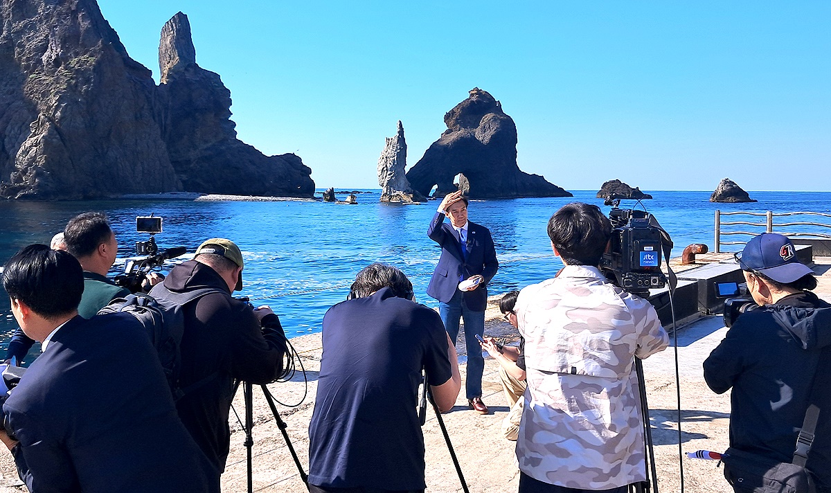 13일 독도를 찾은 조국 대표가 성명서를 발표한후 기자들의 질문에 답하고 있다(독자제공)