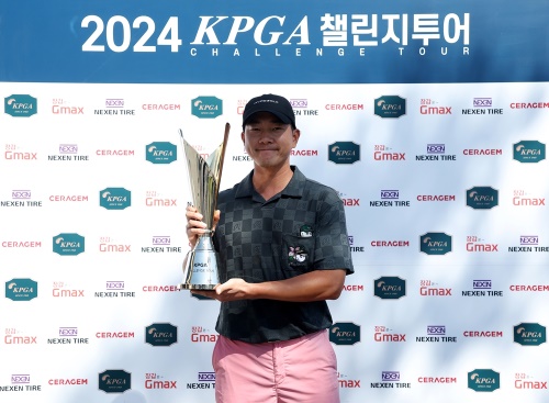 우승 트로피를 들고 포즈를 취한 전재한. [사진=KPGA]