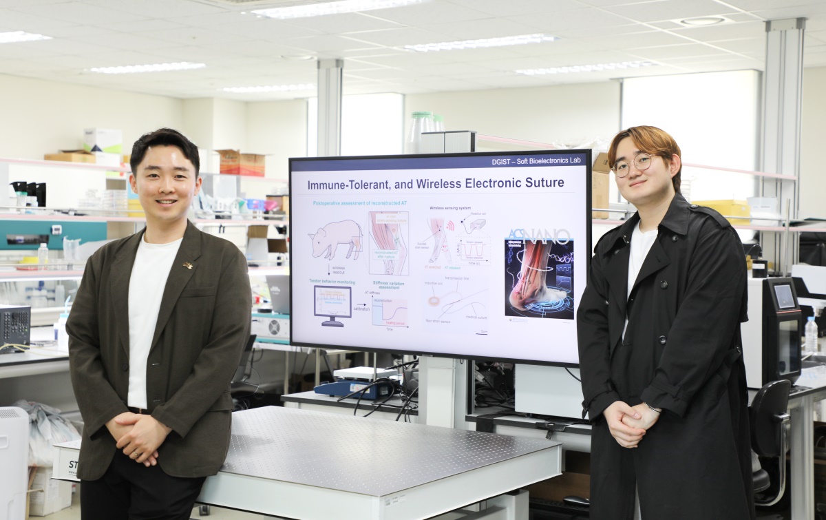 DGIST 이재홍 교수(왼쪽)와 이무근 석사과정생.[DGIST 제공]