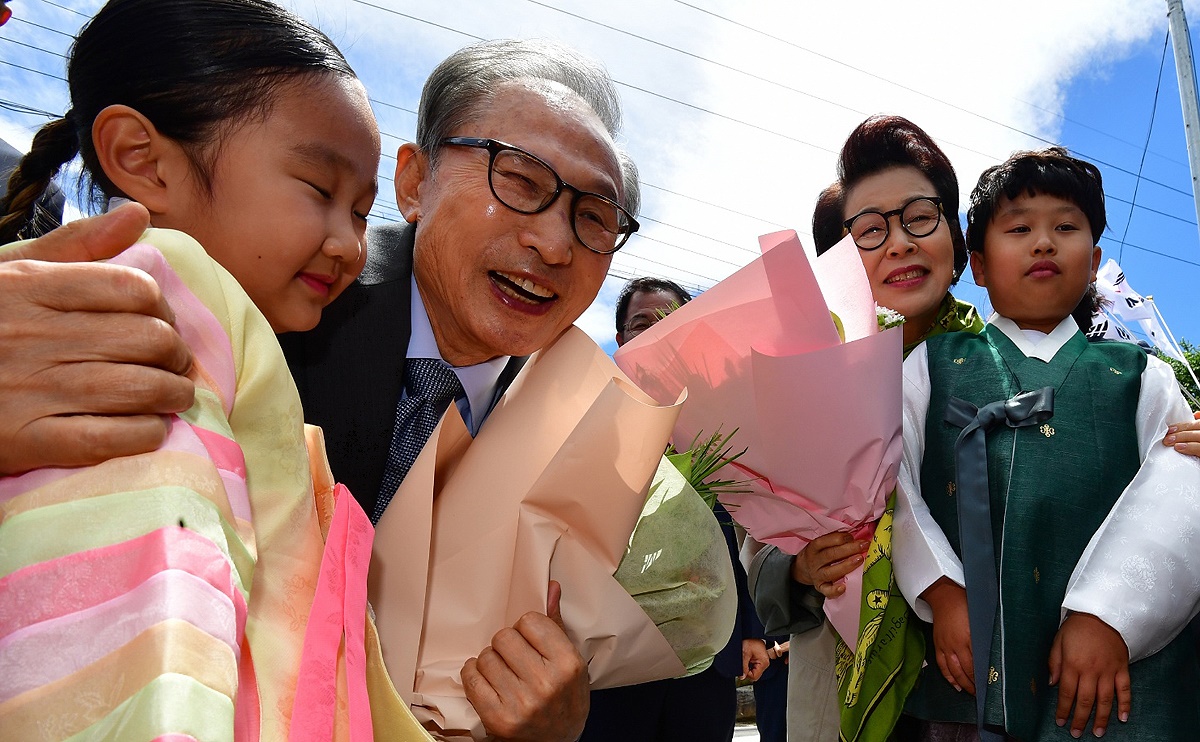 16일 이명박 전 대통령과 김윤옥 여사가 고향마을인  경북 포항시 북구 흥해읍 덕실마을에서 꽃다발을 받으며 웃고있다(김성권 기자)