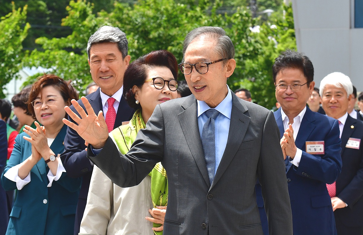 이명박 전 대통령과 김윤옥 여사가 16일 경북 포항을 방문해 이철우 경북지사,이강덕포항시장,김정재 국회의원등의 안내로 이동하며 시민들에게 손을 흔들고 있다(김성권 기자)