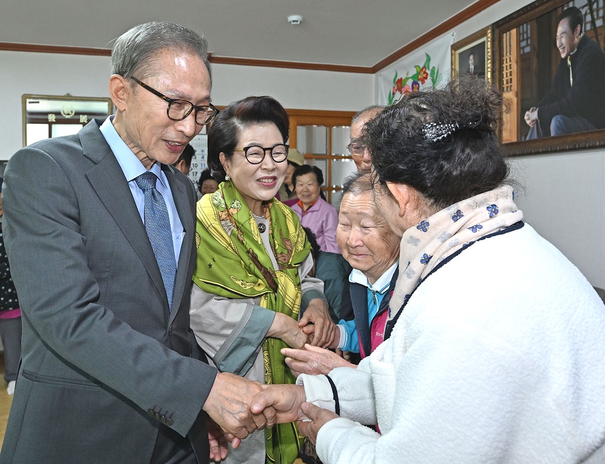 이명박 전 대통령과 김윤옥 여사가 16일 포항시 북구 흥해읍 덕실마을을 찾아 주민들에게 인사하고 있다.(김성권 기자)