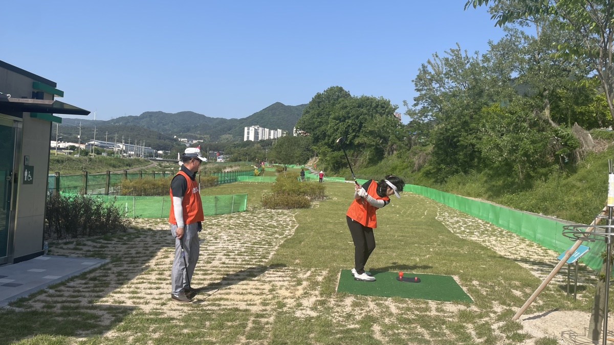 지난 14일 남경주 파크골프클럽 회원들이 남경주 파크골프장을 방문해 생활스포츠를 즐기고 있다.[경주시 제공]