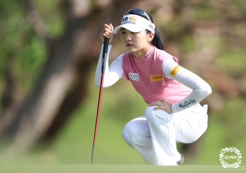 4강 전 도중 2번 홀에서 그린을 파악중인 이예원. [사진=KLPGA]