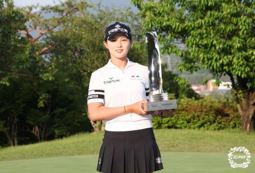 우승 트로피를 들고 포즈를 취한 박현경. [사진=KLPGA]