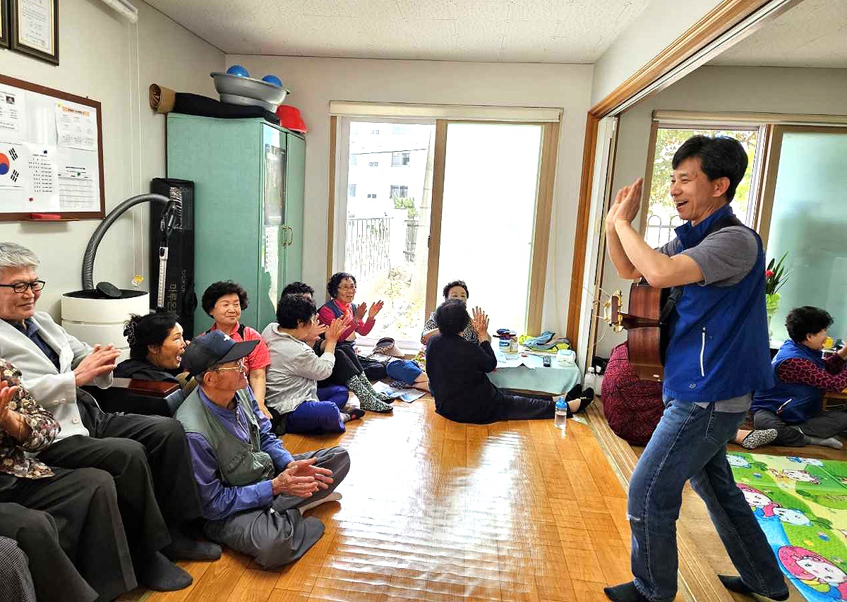 영주시 상망동 역사회보장협의체가 관내 경로당을 방문해 어르신들을 위한 봉사활동을 펼치고 있다(영주시 제공)