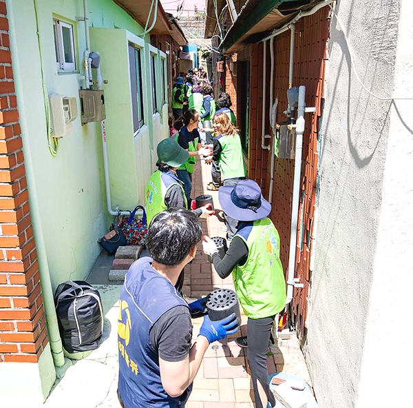 속초연탄은행 김상복 대표와 자원봉사자 등 20여명이 연탄을 배달하고 있다.