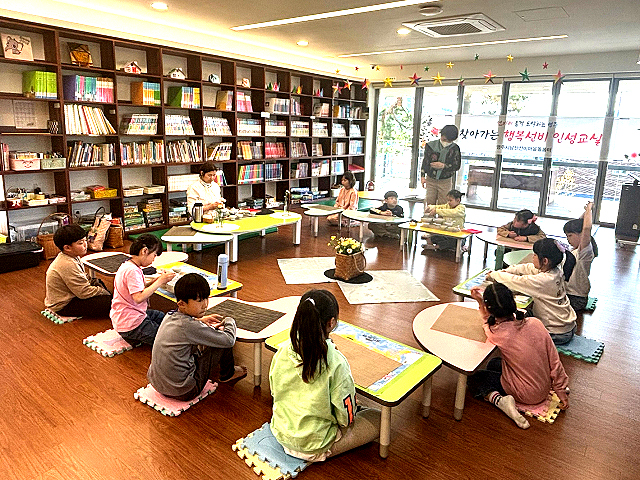 남산선비마을 돌봄센터에서 찾아가는 인성교실이 열리고 있다. (영주시 제공)