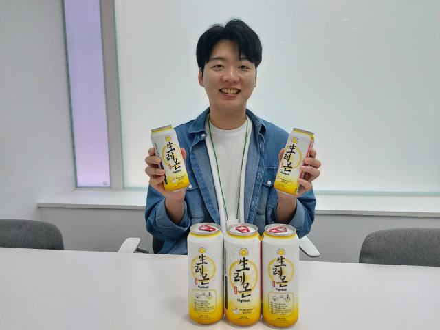 23일 서울 강남구 BGF리테일 본사에서 장주현 BGF리테일 주류팀 MD가 생레몬하이볼을 들고 있다. 김희량 기자