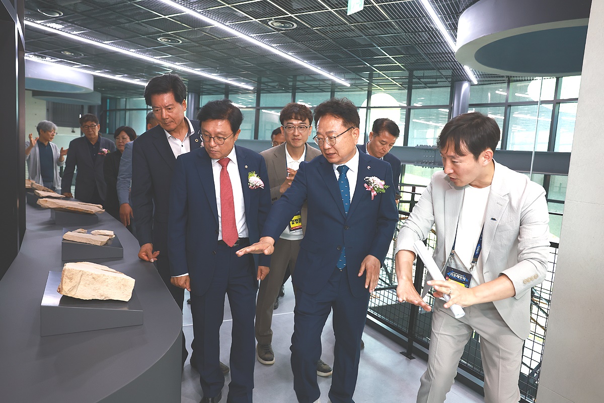4일 울진군 성류굴 입구인 근남면에 위치한 '동해안 지질공원센터'개소식에 참석한 손병복 울진군수. 박형수 국회의원,송형근 국립공원공단 이사장등이 시설물을 둘러보고 있다(울진군 제공)