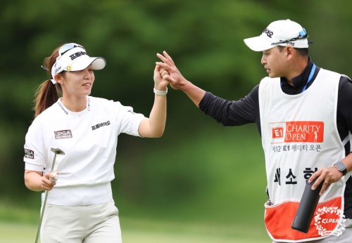 배소현이 14번 홀 버디 후 캐디와 기쁨을 나누고 있다. [사진=KLPGA]