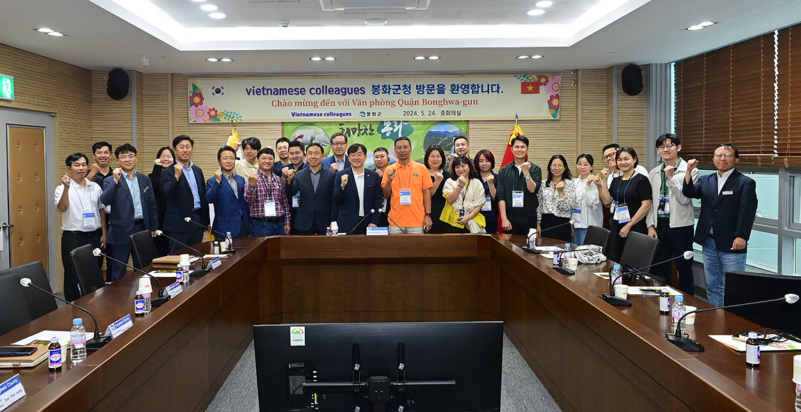 봉화군을 방문한 베트남 방송인들이 군 관계자들과  단체 기념사진사진을 찍으며 파이팅을 외치고 있다. (봉화군 제공)