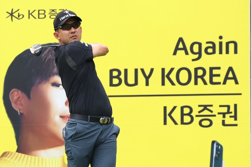 2번 홀에서 티샷을 날리고 있는 한승수. [사진=KPGA]