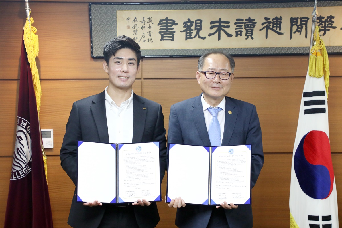 이재용 영남이공대 총장(오른쪽)과 박효원 본부장이 기념사진을 촬영하고 있다.[영남이공대 제공]