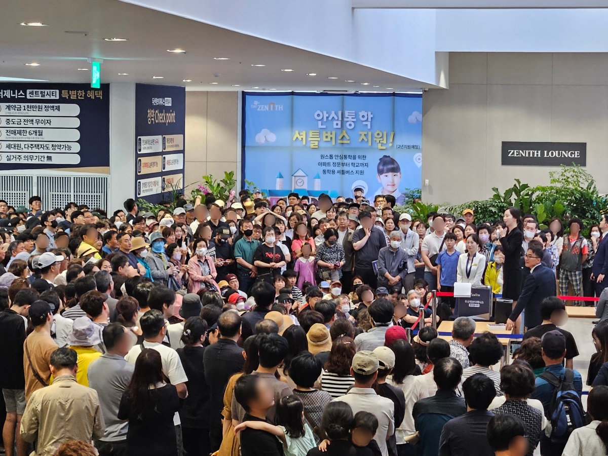 '두산위브더제니스 센트럴시티' 견본주택내 방문객 모습.[두산건설 제공]