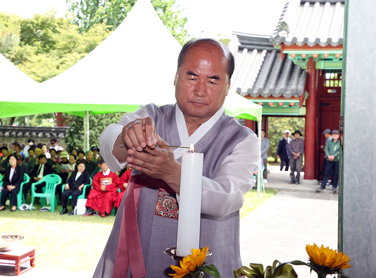 강영석 상주시장이 분향하고 있다(상주시 제공)